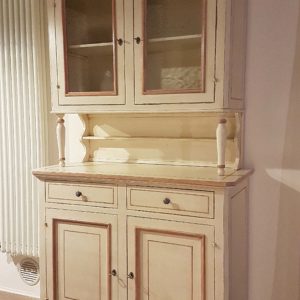 Credenza con alzata a vetrina a due ante e due cassetti, laccata a mano. Arredamento contemporaneo su misura Siena e Firenze