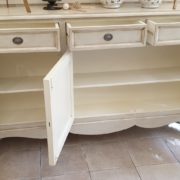 Credenza in legno di tiglio laccata a mano a tre ante e tre cassetti. Aperta.Arredamento contemporaneo su misura Siena e Firenze