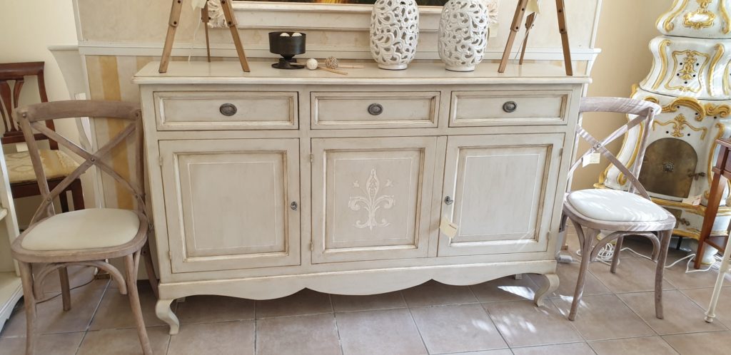 Credenza in legno di tiglio laccata a mano a tre ante e tre cassetti. Arredamento contemporaneo su misura Siena e Firenze