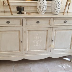 Credenza in legno di tiglio laccata a mano a tre ante e tre cassetti. Arredamento contemporaneo su misura Siena e Firenze