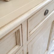 Credenza in legno di tiglio laccata a mano a tre ante e tre cassetti. Laterale. Arredamento contemporaneo su misura Siena e Firenze