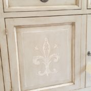 Credenza in legno di tiglio laccata a mano a tre ante e tre cassetti. Particolare decoro frontale.Arredamento contemporaneo su misura Siena e Firenze