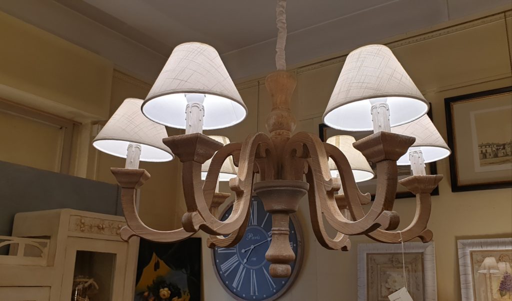 Lampadaraio in legno di larice anticato e leggermente sabbiato.Arredamento classico contemporaneo Siena e Firenze