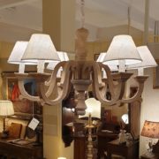 Lampadaraio in legno di larice anticato e leggermente sabbiato.Frontale.Arredamento classico contemporaneo Siena e Firenze