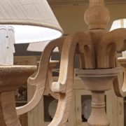 Lampadaraio in legno di larice anticato e leggermente sabbiato.Particolare.Arredamento classico contemporaneo Siena e Firenze