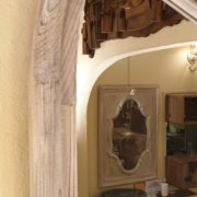 Specchiera in abete antico spazzolato e sbiancato Window. Particolare laterale.Arredamento country Siena e Firenze