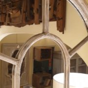 Specchiera in abete antico spazzolato e sbiancato Window. Particolare superiore. Arredamento country Siena e Firenze