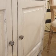 Credenza in legno di olmo laccata a mano con piano in olmo antico naturale.Particolare sportelli. Mobili country Siena e Firenze