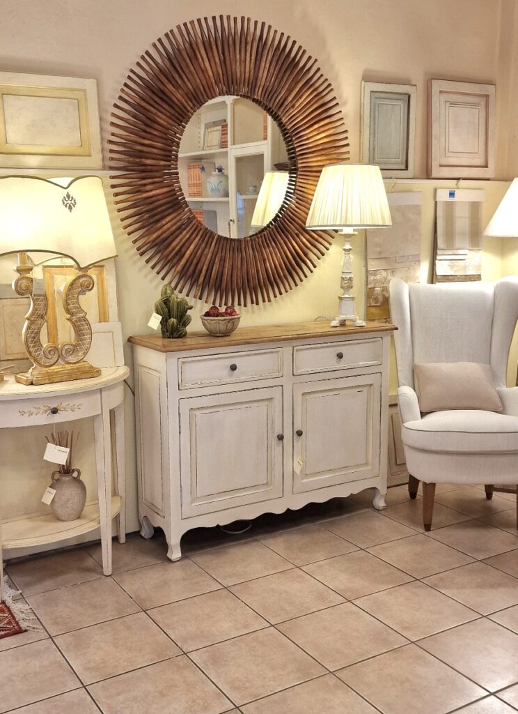 Credenza in legno di olmo laccata a mano con piano naturale in olmo antico. Mobili country Siena e Firenze