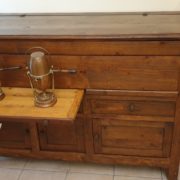 Madia antica in legno di larice della metà dell'ottocento. Tiretto aperto. Mobili antichi Siena e Firenze
