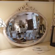 Specchiera ovale in legno con intaglio in finitura laccata decapata.Mobili country Siena e Firenze