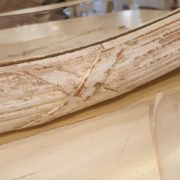 Specchiera ovale in legno con intaglio in finitura laccata decapata.Particolare.Mobili country Siena e Firenze
