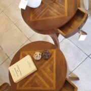 Coppia di tavolini in noce vecchio lastronato in misure diverse di diametro. Particolare dall'alto. Arredamento classico contemporaneo Siena e Firenze