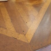 Coppia di tavolini in noce vecchio lastronato in misure diverse di diametro. Particolare. Arredamento classico contemporaneo Siena e Firenze