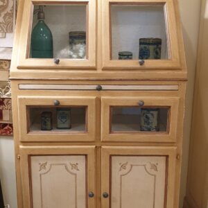 Dispensa credenza cassettiera in legno di tiglio laccata e decorata a mano con tiretto. Arredamento classico contemporaneo Siena e Firenze.