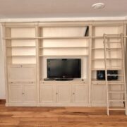 Libreria con scala in ciliegio laccata a mano con ripiani regolabili con scalette di legno. Arredamento classico contemporaneo su misura Siena e Firenze (3)