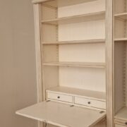 Libreria con scala in ciliegio laccata a mano con ripiani regolabili con scalette di legno. Arredamento classico contemporaneo su misura Siena e Firenze (4)