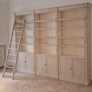 Libreria con scala in legno di ciliegio laccata a mano, 4 ante e ripiani regolabili con scalette di legno. Arredamento classico contemporaneo Siena e Firenze.