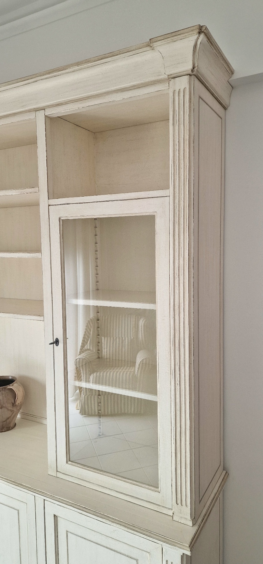 Libreria con scala in legno di ciliegio laccata a mano, 4 ante e ripiani regolabili con scalette. Arredamento classico contemporaneo Siena e Firenze (3)