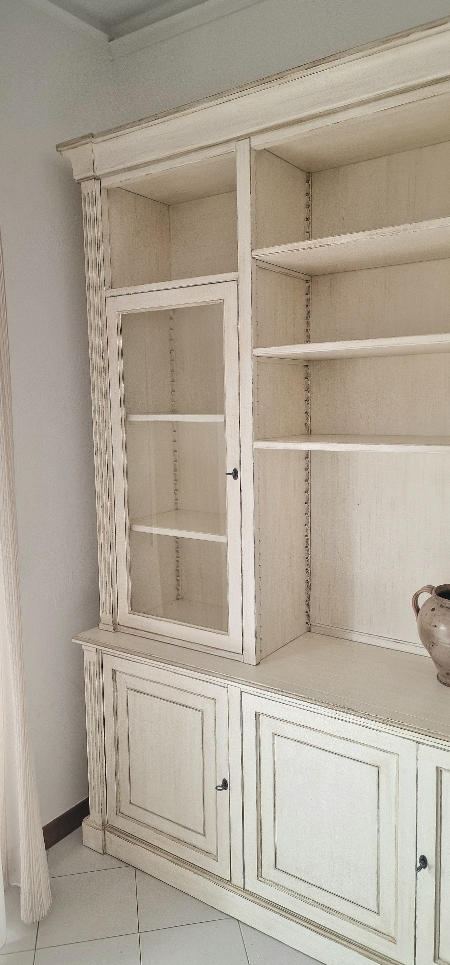 Libreria con scala in legno di ciliegio laccata a mano, 4 ante e ripiani regolabili con scalette. Arredamento classico contemporaneo Siena e Firenze (4)