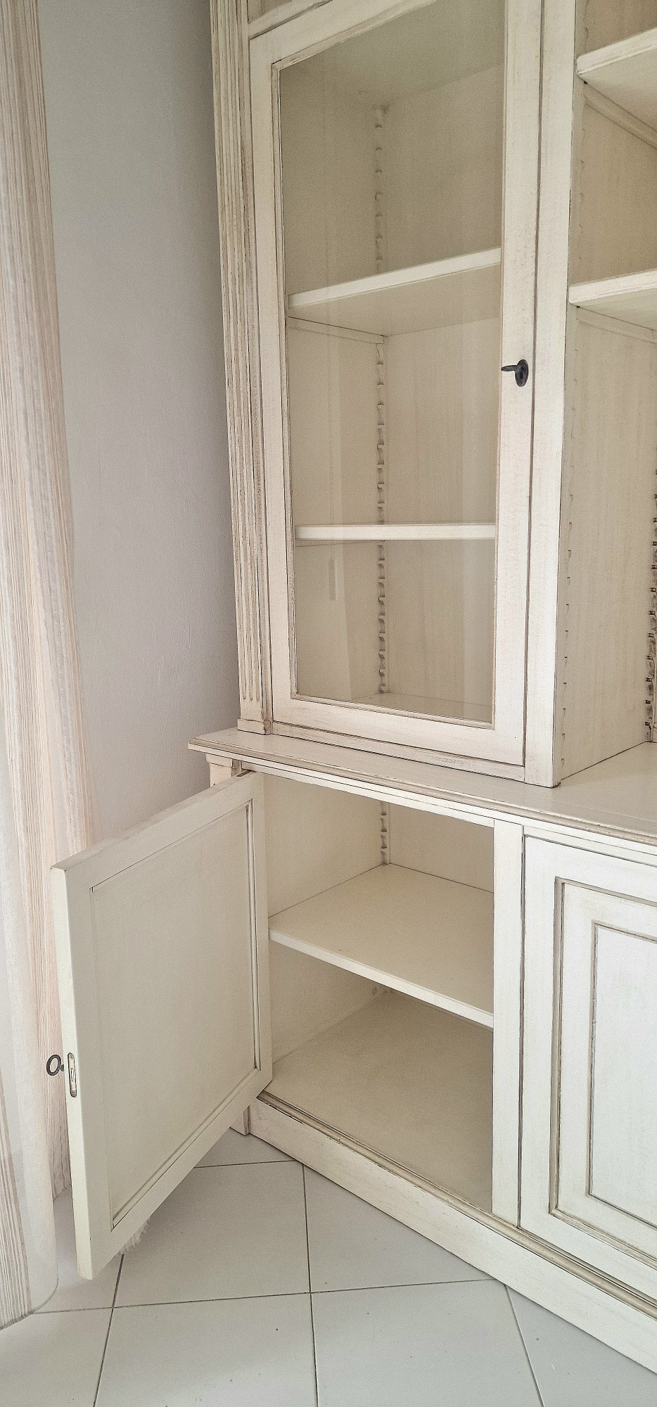 Libreria con scala in legno di ciliegio laccata a mano, 4 ante e ripiani regolabili con scalette. Arredamento classico contemporaneo Siena e Firenze (5)