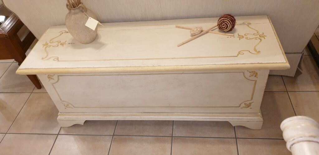 Cassapanca rettangolare in legno di tiglio laccata a mano con apertura superiore. Arredamento classico contemporaneo su misura Siena e Firenze