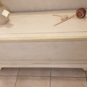 Cassapanca rettangolare in legno di tiglio laccata a mano con apertura superiore. Arredamento classico contemporaneo su misura Siena e Firenze