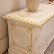 Cassapanca rettangolare in legno di tiglio laccata a mano con apertura superiore. Particolare decoro.Arredamento classico contemporaneo su misura Siena e Firenze