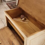 Cassapanca rettangolare in legno di tiglio laccata a mano con doppia apertura. Aperte. Arredamento classico contemporaneo su misura Siena e Firenze