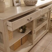 Credenza-Vetrina laccata a mano con due ante scorrevoli e due cassetti. Aperta. Arredamento classico contemporaneo Siena e Firenze