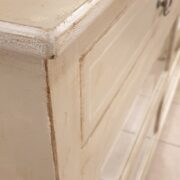 Credenza-Vetrina laccata a mano con due ante scorrevoli e due cassetti. Di lato. Arredamento classico contemporaneo Siena e Firenze