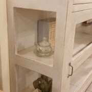 Credenza-Vetrina laccata a mano con due ante scorrevoli e due cassetti. Partiolare laterale. Arredamento classico contemporaneo Siena e Firenze