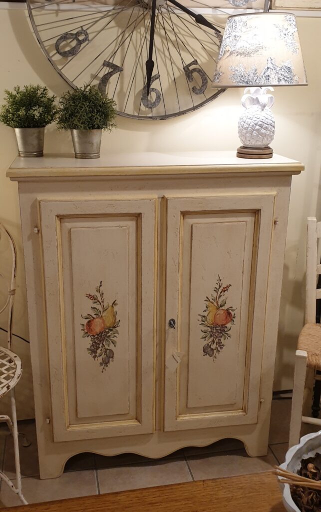 Credenza in legno di tiglio a due porte laccata a mano con decori di frutta. Arredamento classico Siena e Firenze
