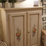 Credenza in legno di tiglio a due porte laccata a mano con decori di frutta. Di fronte. Arredamento classico Siena e Firenze