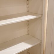 Credenza in legno di tiglio a due porte laccata a mano con decori di frutta. Interno. Arredamento classico Siena e Firenze