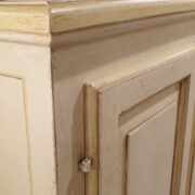 Credenza in legno di tiglio a due porte laccata a mano con decori di frutta. Particolare .Arredamento classico Siena e Firenze