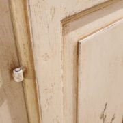 Credenza in legno di tiglio a due porte laccata a mano con decori di frutta. Particolare ante. Arredamento classico Siena e Firenze