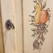 Credenza in legno di tiglio a due porte laccata a mano con decori di frutta. Particolare decoro .Arredamento classico Siena e Firenze