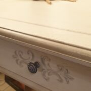 Scrittoio laccato a mano avorio con un cassetto e decori grigi. Particolare decoro cassetto. Arredamento classico contemporaneo su misura Siena e Firenze.