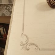 Scrittoio laccato a mano avorio con un cassetto e decori grigi. Particolare piano. Arredamento classico contemporaneo su misura Siena e Firenze.
