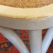 Sedia in olmo laccata a mano. Particolare seduta in rattan. Mobili country Siena e Firenze