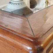 Tavolino da fumo in legno di ciliegio a bacheca. Particolare angolare piano. Arredamento classico contemporaneo Siena e Firenze