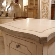 Coppia di comodini laccati a mano in legno di pioppo con cassetti color avorio. Quadrato. Arredamento country Siena e Firenze