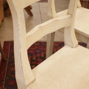 Coppia di sgabelli con schienale in legno di faggio laccati avorio. Particolare dello schienale. Arredamento country Siena e Firenze.