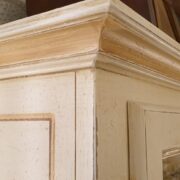 Credenza dispensa pastiera laccata a mano. Particolare cappello. Arredamento classico contemporaneo Siena e Firenze