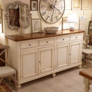 Credenza toscana in legno di tiglio laccata quattro cassetti e quattro ante con piano in larice antico mielato. Arredamento country a misura Siena e Firenze.