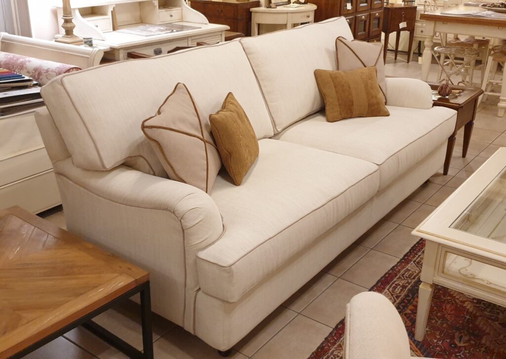 Divano oxford in tessuto acqua clean color avorio con rifinitura nocciola. Arredamento classico contemporaneo Siena e Firenze.