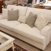 Divano oxford in tessuto acqua clean color avorio con rifinitura nocciola. Cuscini color ghiaccio. Arredamento classico contemporaneo Siena e Firenze.