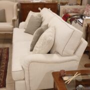 Divano oxford in tessuto acqua clean color avorio con rifinitura nocciola. Cuscini ghiaccio il fianco. Arredamento classico contemporaneo Siena e Firenze.