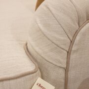 Divano oxford in tessuto acqua clean color avorio con rifinitura nocciola. Il bracciolo. Arredamento classico contemporaneo Siena e Firenze.